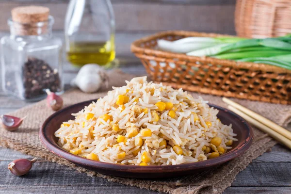 Arroz frito con huevo y maíz de cerca en un plato, horizontal —  Fotos de Stock