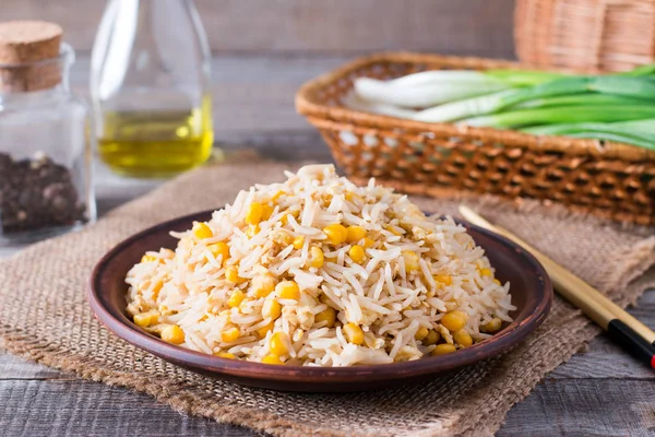 Ασιατικό ρύζι τηγανητό με αυγά και γκρο πλαν καλαμποκιού σε ένα πιάτο, οριζόντια — Φωτογραφία Αρχείου