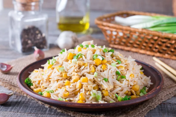 Arroz frito con huevo y maíz de cerca en un plato, horizontal —  Fotos de Stock