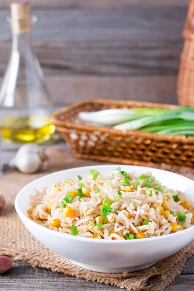 Cozinha Asiática, legumes e ovos. Arroz frito. Saudável e leve . — Fotografia de Stock