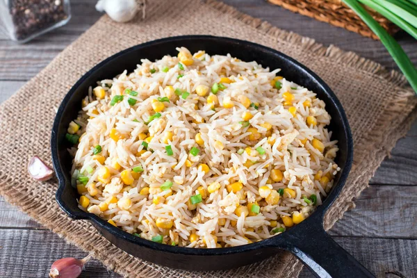 Arroz frito com ovo. Preparado e servido em uma frigideira. Arroz frito com milho — Fotografia de Stock