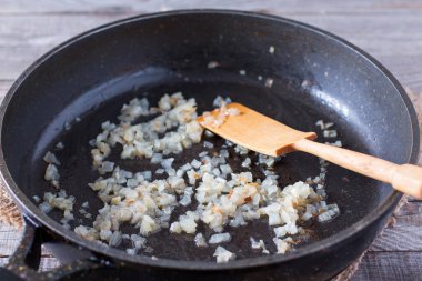 Kızarmış soğan bir tavada yağda, yemek pişirmek için