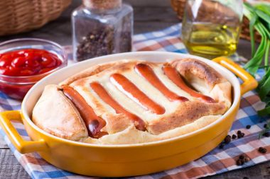 Kurbağa delik - geleneksel sosis ve puding meyilli fırında