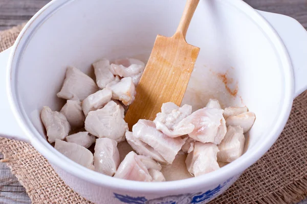 Cottura della carne di stufato. Acqua bollente con pezzi di carne in una casseruola — Foto Stock