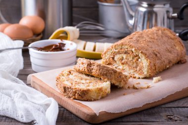 Krema ve muz ile ev yapımı tatlı bisküvi rulo