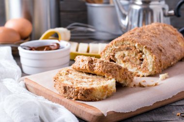 Krema ile ev yapımı bisküvi rulo