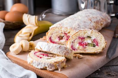 Krema ve meyve ile ev yapımı tatlı bisküvi rulo