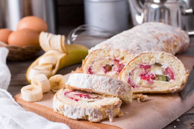 Krema ve meyve ile ev yapımı tatlı bisküvi rulo