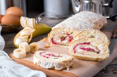 Krema ve meyve ile ev yapımı tatlı bisküvi rulo