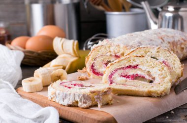 Krema ve meyve ile ev yapımı tatlı bisküvi rulo