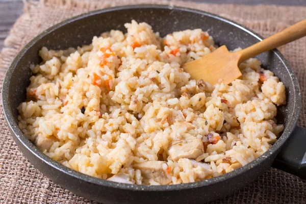 Pilaf em uma frigideira. Um prato de arroz com carne . — Fotografia de Stock