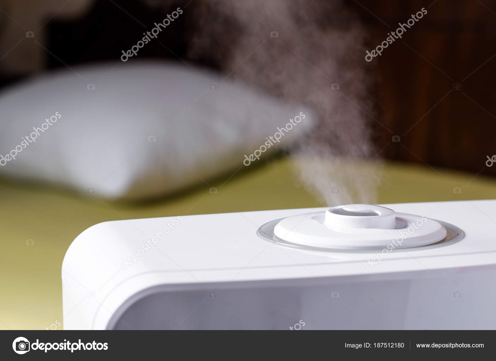 Damp van luchtbevochtiger in de slaapkamer — Stockfoto © qwartm ... Damp van luchtbevochtiger in de slaapkamer — Stockfoto © qwartm ...