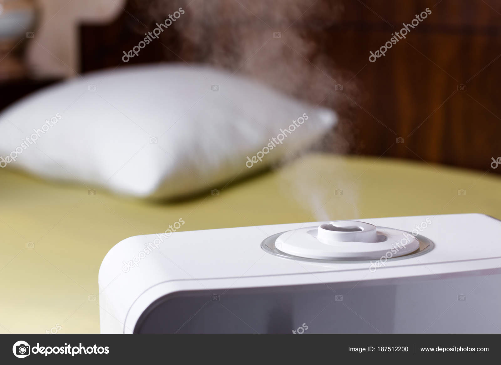 Dunst von Luftbefeuchter im Schlafzimmer. Ultraschall-Luftbefeuchter ... Dunst von Luftbefeuchter im Schlafzimmer. Ultraschall-Luftbefeuchter ...