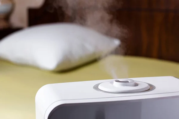 Vapor de humidificador en el dormitorio. Humidificador ultrasónico en la casa . — Foto de Stock