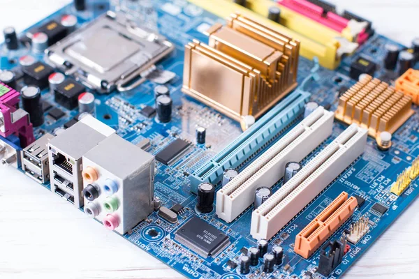 Tablero electrónico en taller de reparación de hardware — Foto de Stock