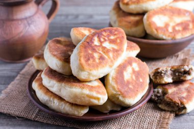 Patates ve et ile köftesi. Geleneksel Rus yemekleri.