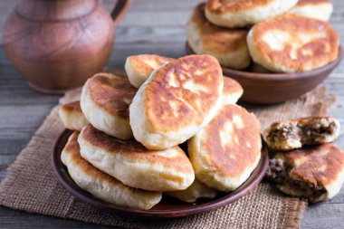 Ahşap masa tabakta et ile kızarmış köftesi