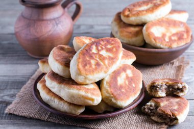 Patates ve et ile köftesi. Geleneksel Rus yemekleri.