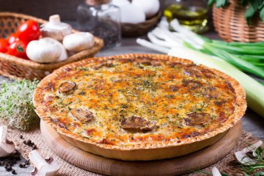 Mantar, tavuk Ahşap mutfak gemide pasta