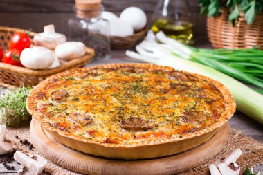 Ev yapımı yemek pasta tavuk ve peynir ile