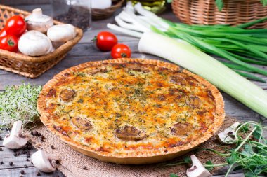 Mantar, tavuk Ahşap mutfak gemide pasta