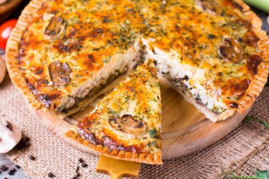 Mantar, tavuk Ahşap mutfak gemide pasta