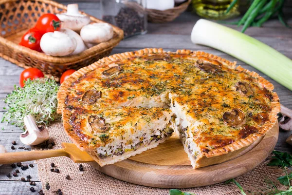 Torta de quiche francesa tradicional com frango e cogumelo na mesa de madeira — Fotografia de Stock