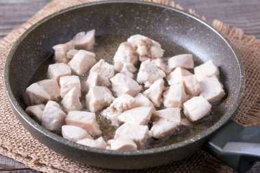 bitkisel yağ ile Pan kızarmış tavuk parçaları