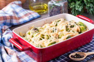 Brüksel lahanası ve peynir ile güveç