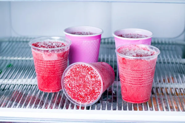 Замороженное ягодное пюре в морозильнике — стоковое фото