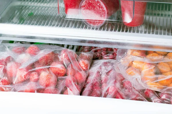 Bagas congeladas e frutas em sacos no congelador, close-up — Fotografia de Stock