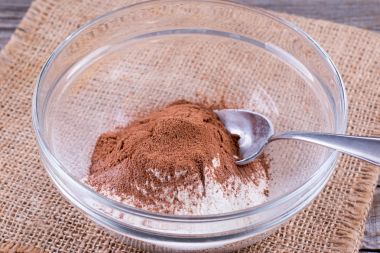 Kakao ve bir tablo üzerinde bir cam kasede un