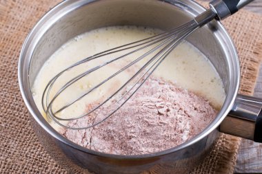 Kakao tozu, un ve dövülmüş yumurta karıştırma. Çikolata katman kek yapmak