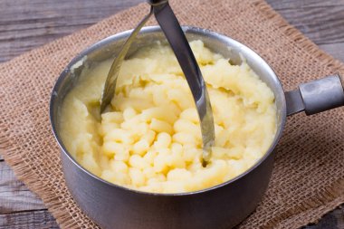 Paslanmaz çelik tencerede patates püresi. Görünür Buhar yükselen