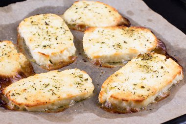 Fırın tepsisindeki ızgara haloumi peynir
