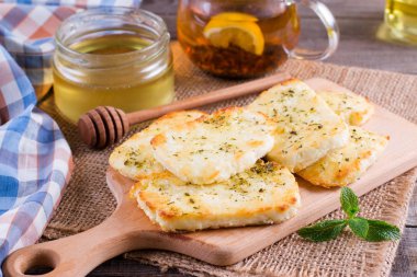 Bir kesme tahtası üzerinde otlar peynirli ızgara haloumi