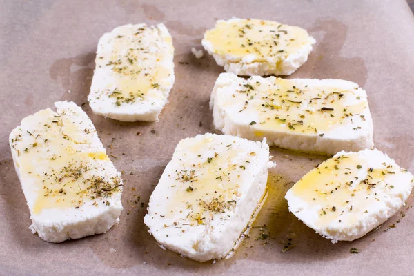 Жареный сыр Халуми на подносе для выпечки — стоковое фото