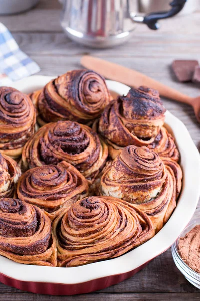 Fresh, homemade cinnamon buns in baking pan — Stock Photo, Image