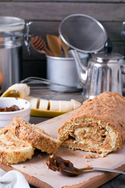 Rouleau de biscuits doux fait maison avec crème sur fond en bois — Photo