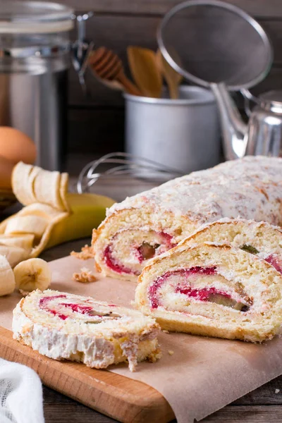 Ev yapımı tatlı bisküvi kremalı ahşap arka plan üzerinde rulo.