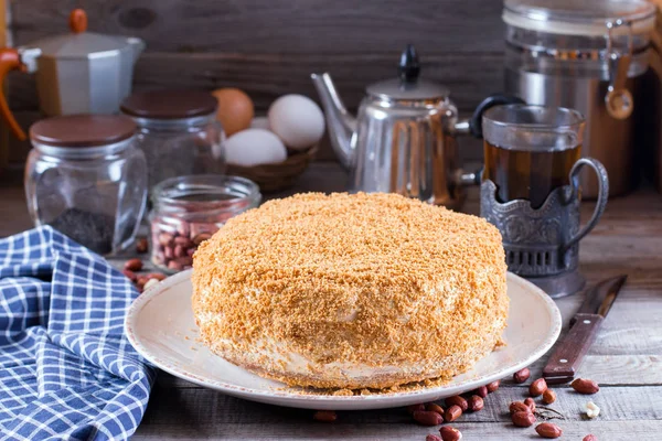 Hemmagjord honung tårta med gräddfil — Stockfoto