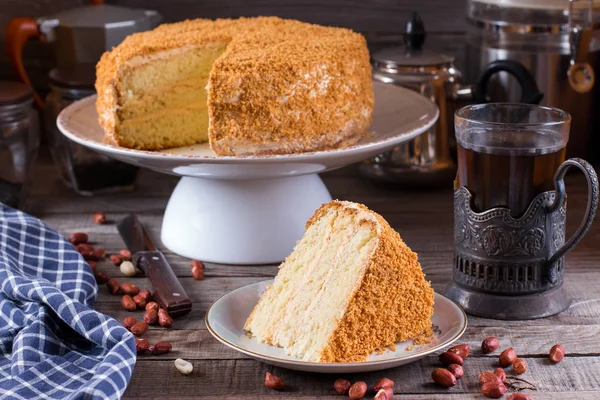Домашний торт со сливками и арахисом — стоковое фото