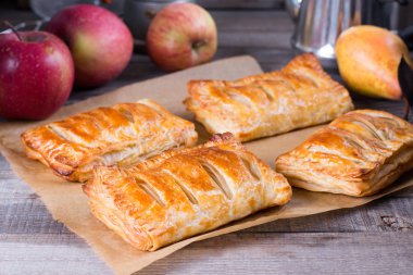 Tatlı olarak da elmalı börek.