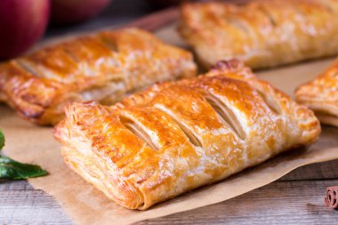 Tatlı olarak da elmalı börek.