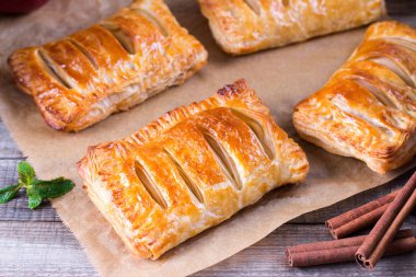 Tatlı olarak da elmalı börek.