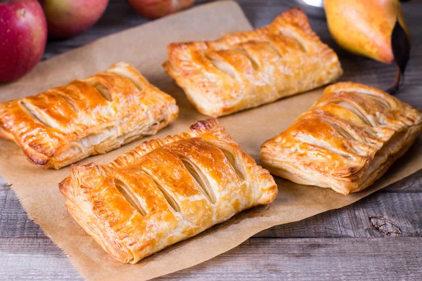 Pasteles caseros y hojaldre con manzanas y caramelo — Foto de Stock