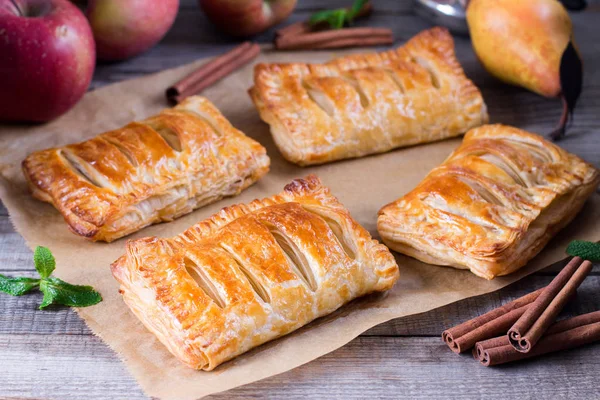 Puff pastry filled with apples — Stock Photo, Image