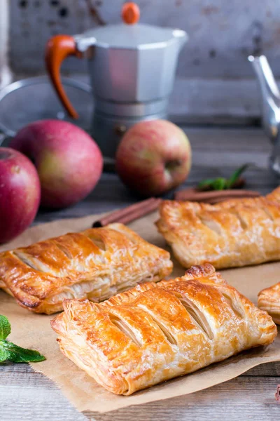 Pasteles caseros y hojaldre con manzanas y caramelo — Foto de Stock