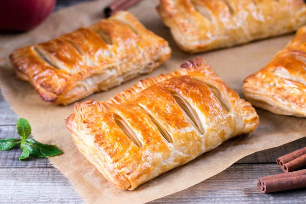 Puff pastry filled with apples — Stock Photo, Image