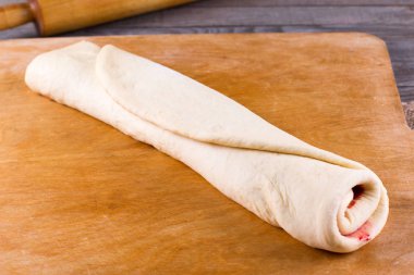 Yuvarlak pasta hamur mayaları reçel ile yapılmış pişmiş